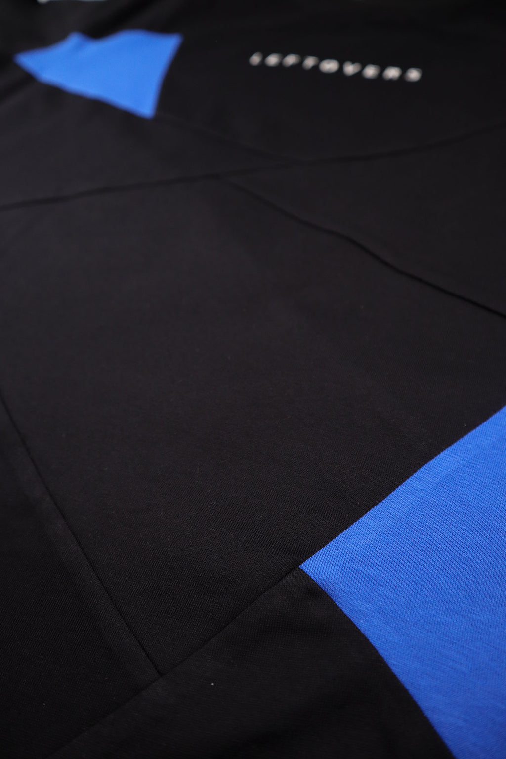 T-SHIRT NOIR+ BLEU/ CORAIL